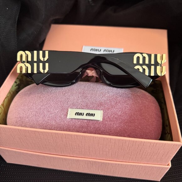 Viral Miu Miu Black Cat-Eye Sunglasses main image 7